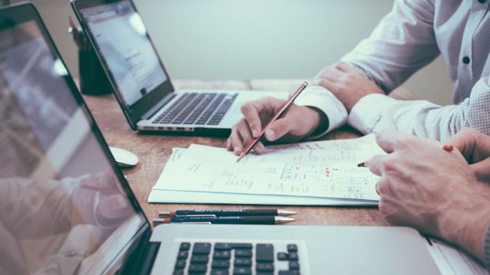 Investitorii români se aşteaptă la un an profitabil, dar rămân sceptici în privinţa economiei ţării