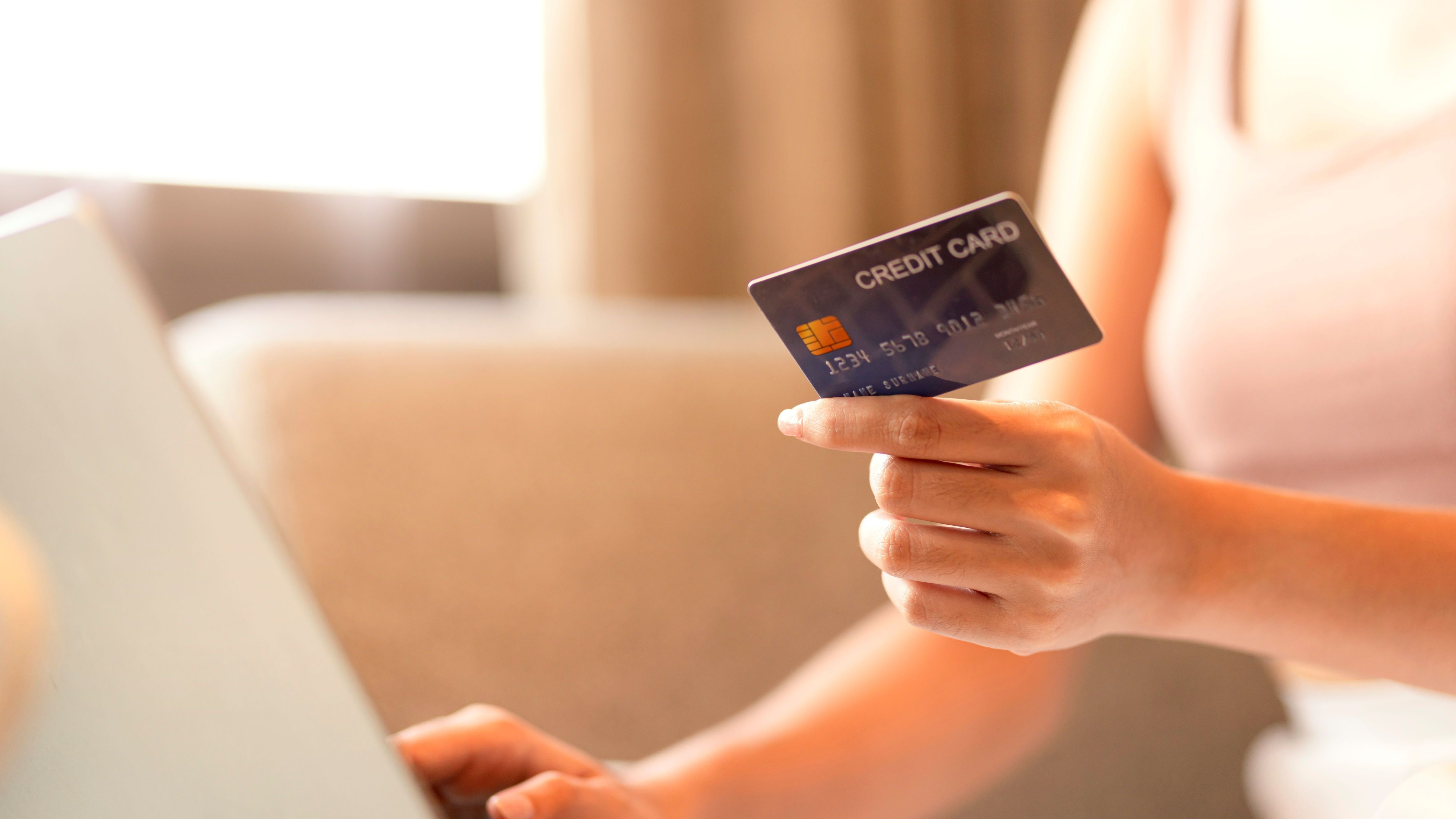 O bancă din România îți dă 250 de lei înapoi pe card pentru cumpărăturile de Black Friday. Care este suma minimă pe care trebuie să o cheltuiești