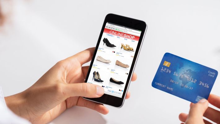 Românii au plătit cu cardul aproape 5 milioane de euro, de Black Friday 2022