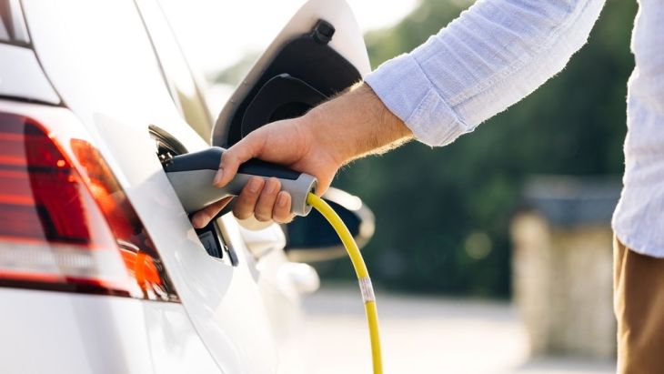 Libra lansează un credit special pentru mașini electrice: dobânda e fixă, iar banca îți dă până la 150.000 de lei, chiar dacă mașina e second-hand