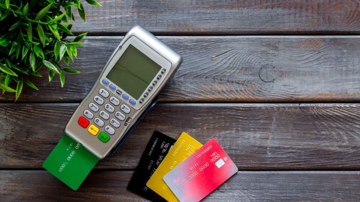 23,22% dintre români utilizează cardul la cumpărături