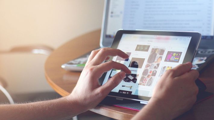 Piața de e-commerce și-a încetinit ritmul de creștere, pe fondul inflației ridicate