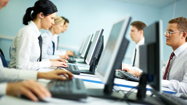 Sondaj: 40% dintre angajaţi ar renunța la job dacă li s-ar cere să lucreze preponderent de la birou