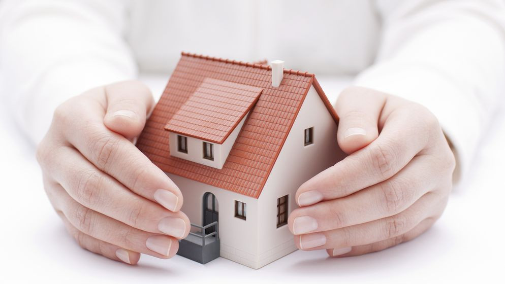 La un an după inundațiile din Pechea, locuitorii primesc 400 de polițe gratuite de locuință