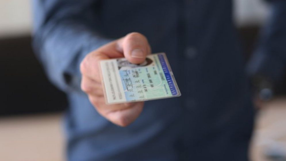 Noul buletin digital se citește cu NFC-ul telefonului tău: o bancă îți permite să-ți faci cont direct din aplicație