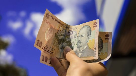 Românii au redus din economii și investiții, în 2022