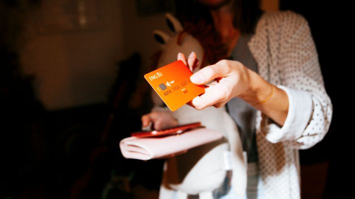 ING Bank transformă cardurile expirate în țevi din plastic