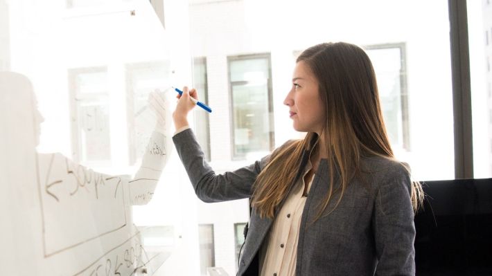 Româncele sunt acționare în 47% dintre firmele cu cifra de afaceri de peste 10.000 lei