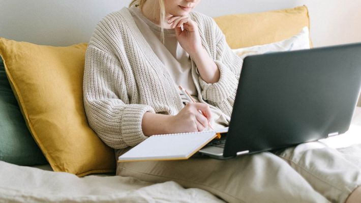 4 din 10 români consideră că sistemul hibrid de lucru va fi predominant în 2023