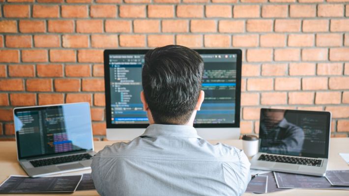 Analiză: Un programator freelancer din România poate câștiga până la 10.000 de dolari pe lună