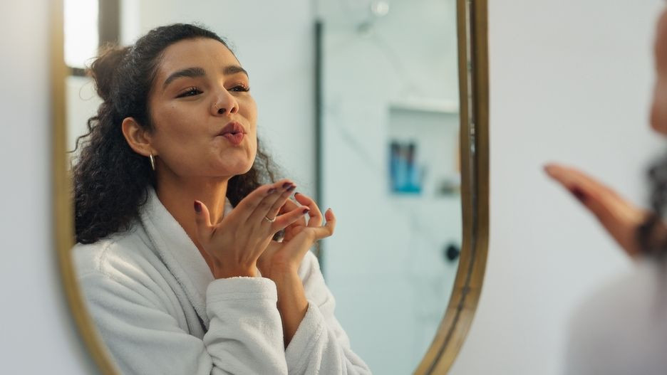 În 2026, românii pun pe primul loc „iubirea de sine”: Își cheltuiesc cei mai mulți bani pe cadouri pentru ei înșiși