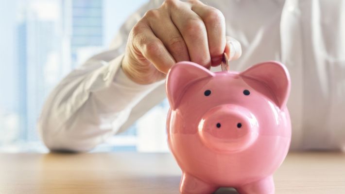 Românii au început să pună bani deoparte pentru zile negre