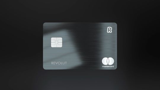 Revolut lanseaza un card din metal cu beneficii suplimentare fata de cele premium si cash-back de pana la 1%