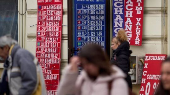 CFA România: Specialiștii spun că deprecierea leului este inevitabilă. La cât va ajunge un euro în șase luni?