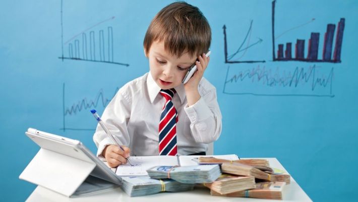 Studiu BCR. Cele mai evitate discuții despre bani cu copiii sunt cele legate de datorii și carduri de credit
