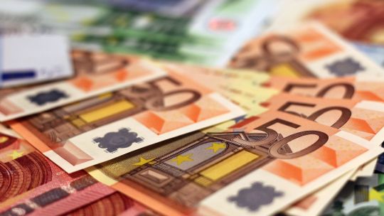 20% din românii cu venituri mari generează 28,44 miliarde de euro