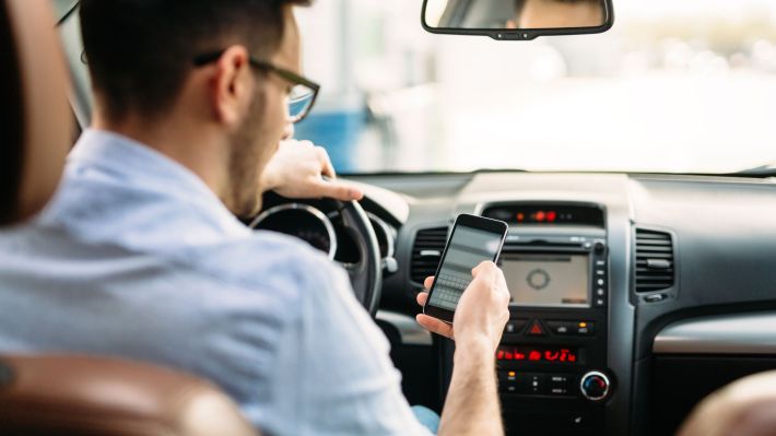Rovinieta și polița RCA se pot plăti direct de pe telefon, prin 24pay