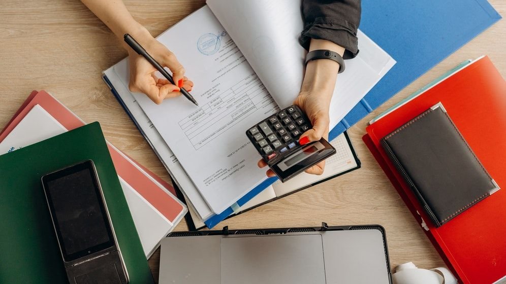 Contabilii, cei care țin în spate relația cu ANAF, primesc o ofertă bancară specială: Card Platinum, zero comisioane și intrări gratuite în lounge-uri