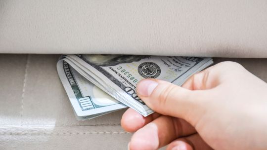 3 din 10 români încă ar păstra economiile la saltea