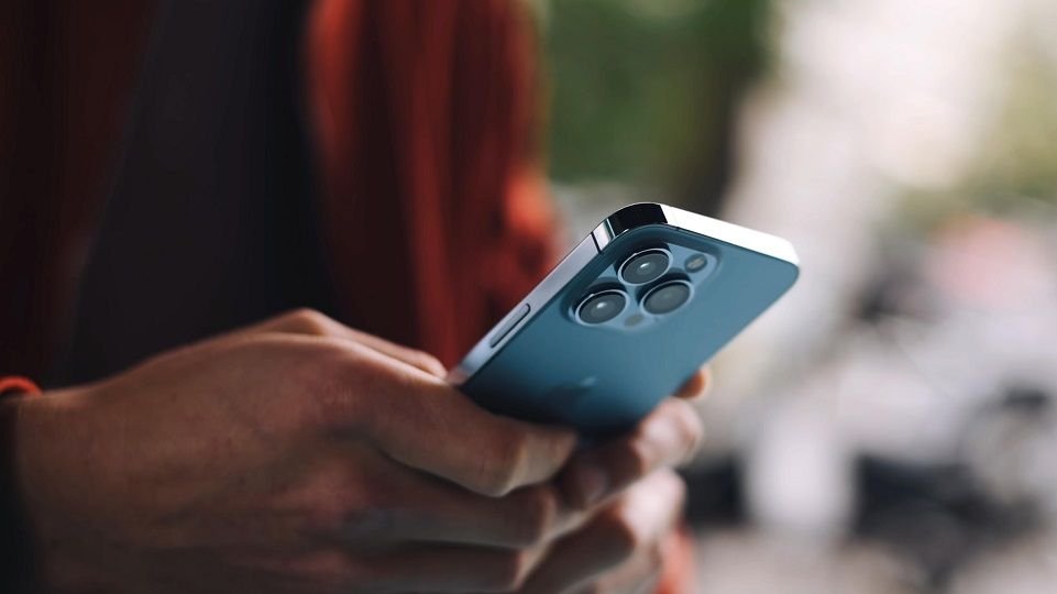 Telefonul devine POS: Banca Transilvania lansează plățile contactless direct pe iPhone, fără terminal