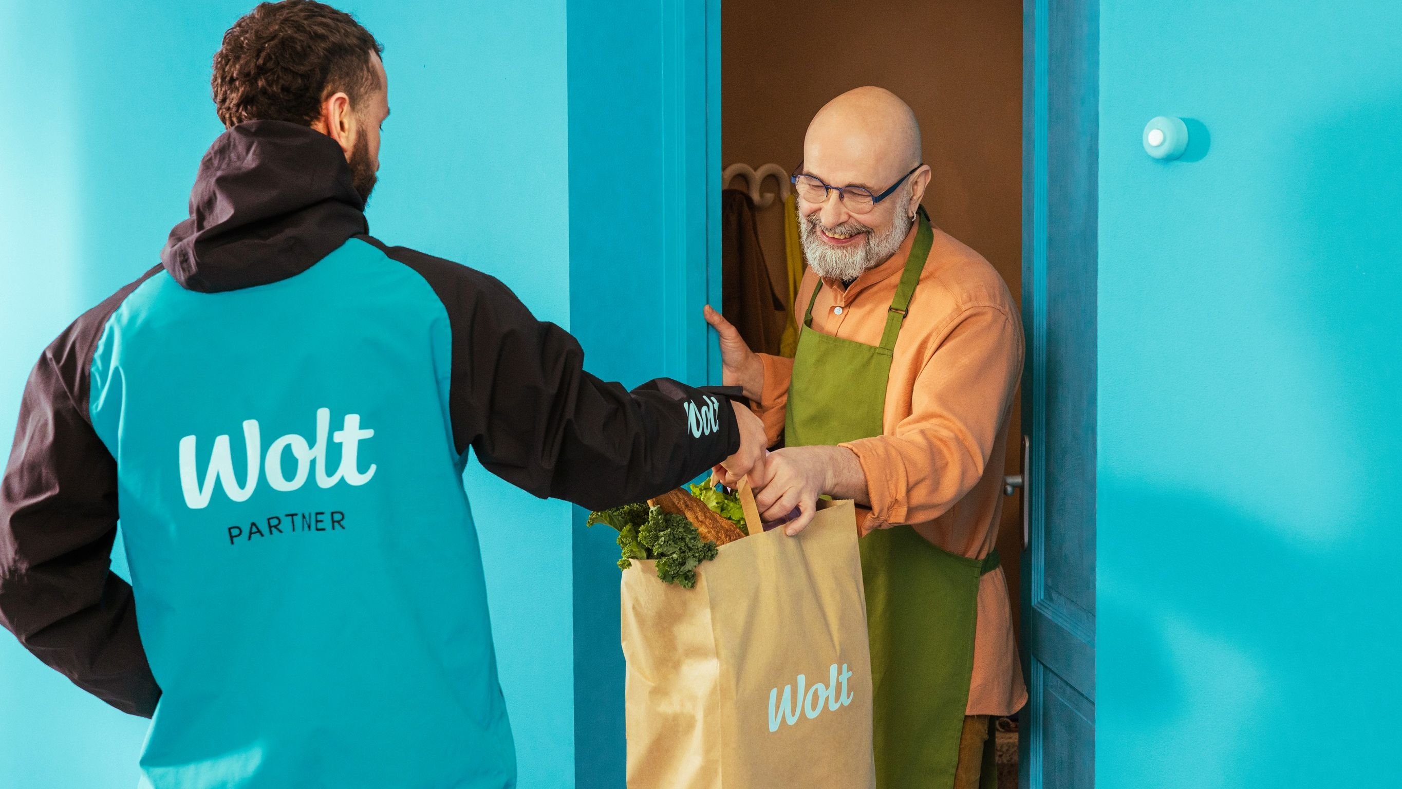 Românii care plătesc cu Revolut pe Wolt primesc puncte: Le pot folosi pentru mâncare, mile aeriene sau cazări