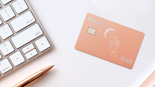 Una din trei femei din România s-ar mulţumi cu un salariu de 1.000 de euro