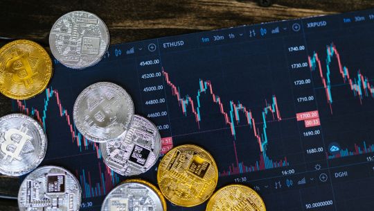 4 din 10 investitori români, dispuși să investească în criptoactive şi plăţi digitale
