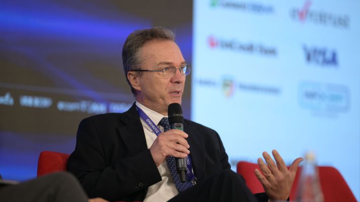 Future Banking Summit | Încă 6 ani și ”decrețeii” ies la pensie. Vor vinde fondurile acțiuni ca să le plătească pensia?