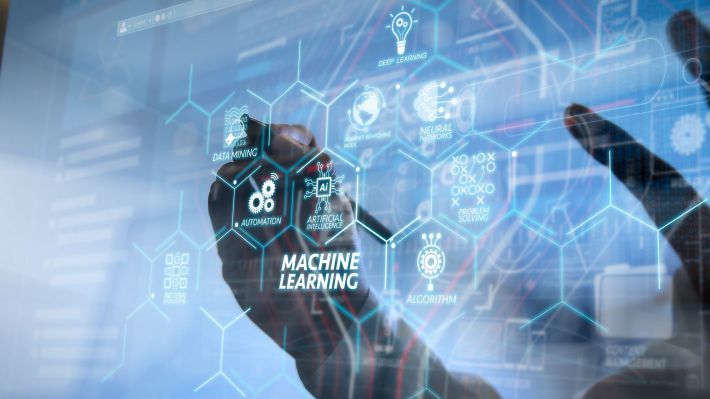 EY a lansat platforma de inteligență artificială EY.ai