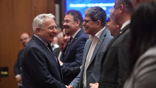 Deficitul comercial a crescut cu peste 30%. Isărescu spune că românii care pleacă în concediu în străinătate îl adâncesc