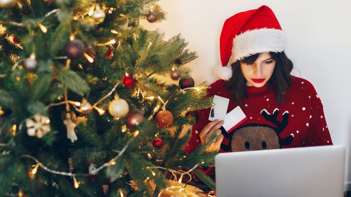 De sărbători, un român din doi intenţionează să cumpere mai mult online