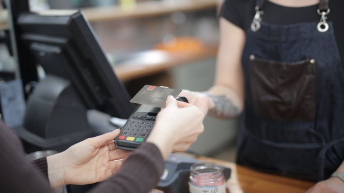 De ce industria HoReCa poate reduce numărul angajărilor, în 2024