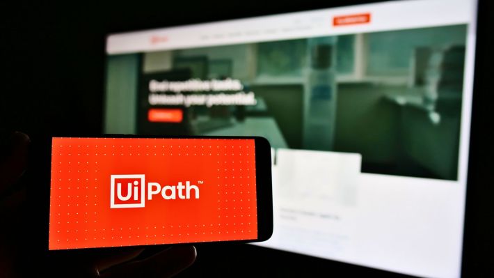 Tesla, Nio şi UiPath, cele mai populare trei acţiuni deţinute de investitorii români