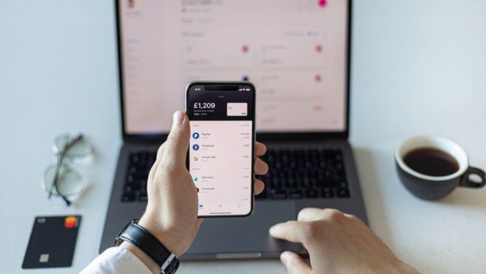 Românii au trimis cu 5% mai mulți bani în țară prin Revolut, în 2023