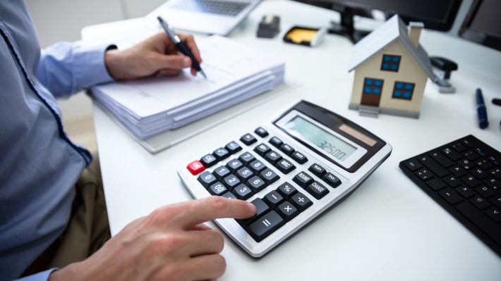 Peste 70% dintre dezvoltatorii imobiliari din România prezintă un risc major de insolvenţă
