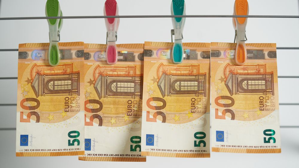 AI-ul a intrat pe frontul spălării banilor, „o afacere” care fură anual peste 2% din PIB-ul global. Specialiștii explică cum reușesc roboții să depisteze tranzacțiile