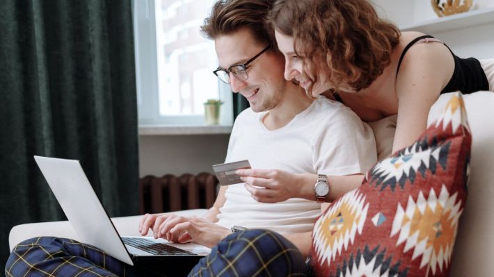 8 din 10 mileniali fac cumpărături online cel puțin o dată pe lună