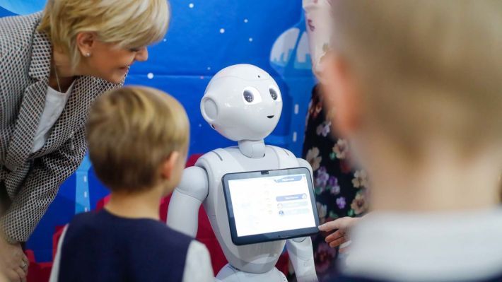 Roboțelul Pepper, care îi învață pe copii despre bani, în turneu național