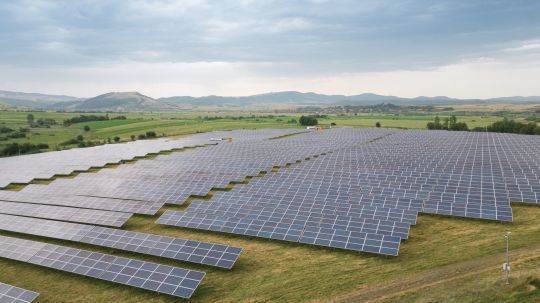 UniCredit dă 39,3 milioane de euro pentru centrala fotovoltaică de la Șărmășag