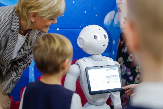 Roboțelul Pepper, care îi învață pe copii despre bani, în turneu național