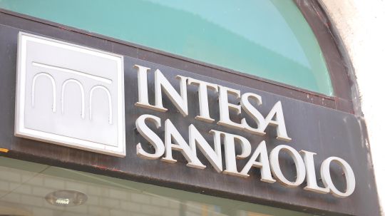 Intesa Sanpaolo va prelua First Bank din România