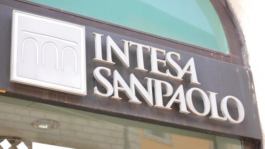 Tranzacția Intesa Sanpolo-First Bank a ajuns la Consiliul Concurenţei