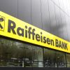 Raiffeisen Bank renunță la casierii