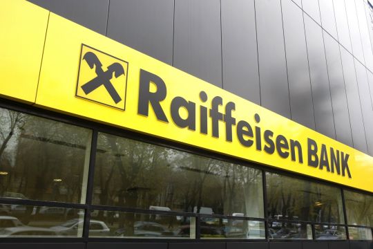 Raiffeisen Bank renunță la casierii