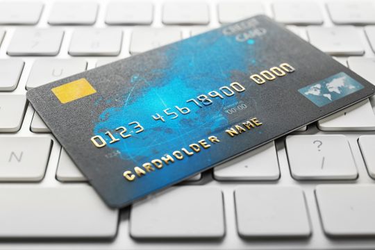 Ce carduri de credit oferă băncile?
