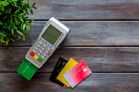 23,22% dintre români utilizează cardul la cumpărături