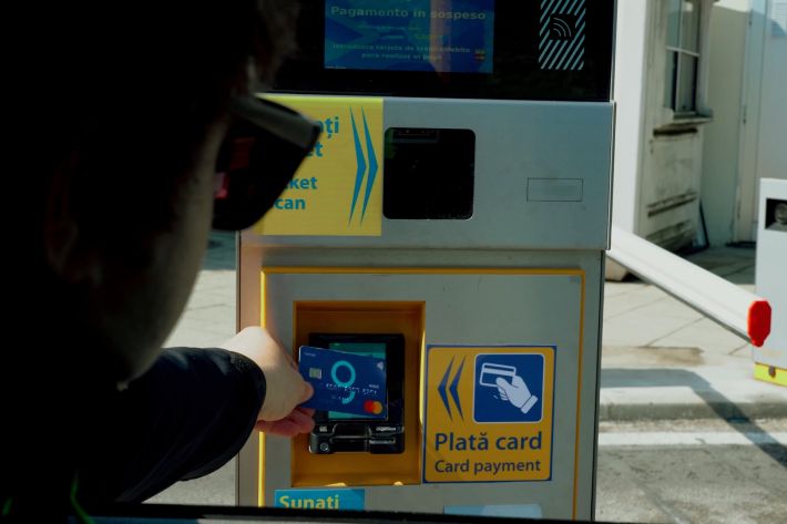 BCR a implementat plățile contactless în parcările aeroportului Otopeni