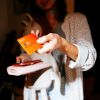 ING Bank transformă cardurile expirate în țevi din plastic