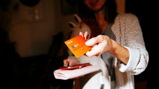 ING Bank transformă cardurile expirate în țevi din plastic