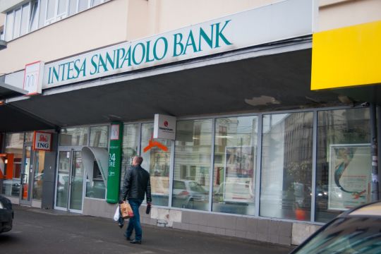Intesa Sanpaolo discută achiziția First Bank România